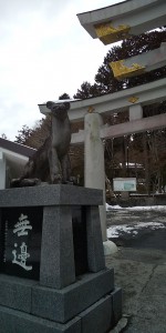 三峯神社狛狼左