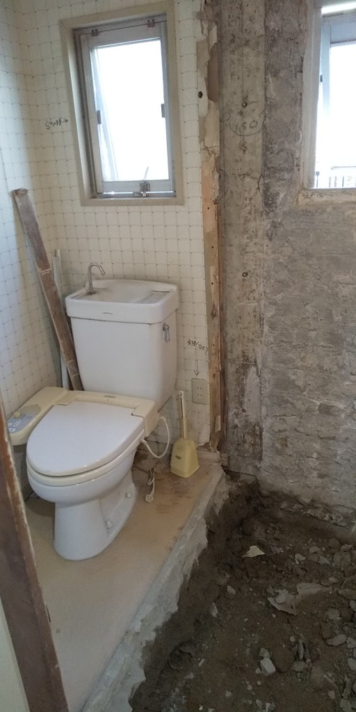 瓦礫のトイレ